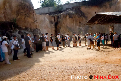 a long tourist queue at tiger temple