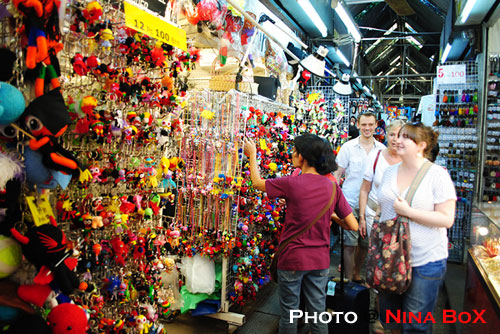 foreigners-and-samll-items-chatuchak