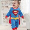 เด็กหนุ่มฮีโร่ Superman สวมเครื่องแบบ และเสื้อคลุมสีฟ้า (ในประเทศ)